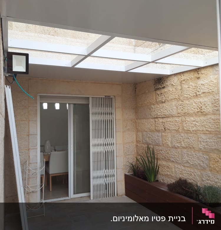 מסגרת אלומיניום לבנה על תקרה חיצונית